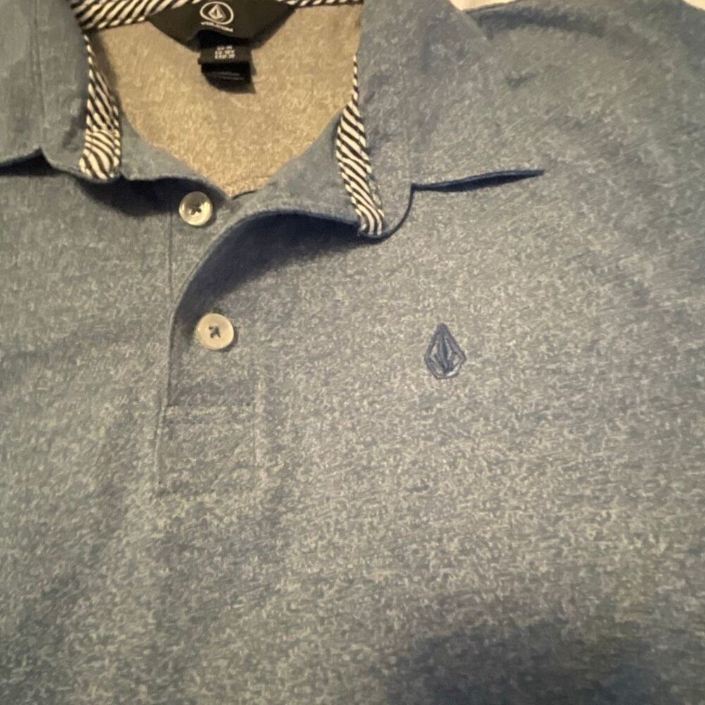 EUC! Volcom Boys Short Sleeve 3 Button Heathered Blue Polo Shirt Size M - Picture 2 of 5